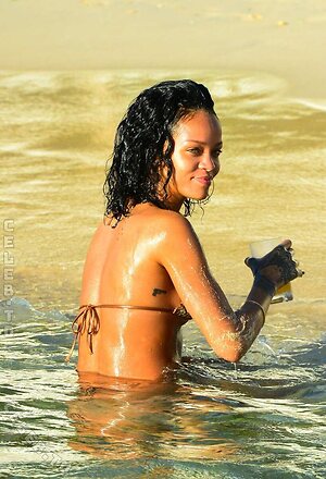 Rihanna Nude Leaked Photo #86