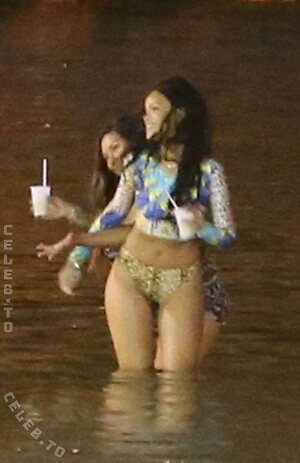 Rihanna Nude Leaked Photo #107