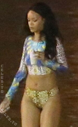Rihanna Nude Leaked Photo #108
