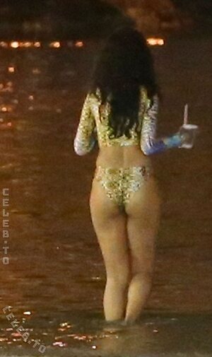 Rihanna Nude Leaked Photo #110