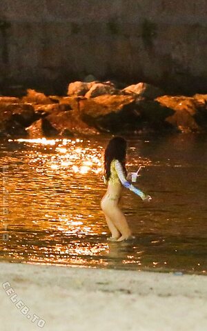 Rihanna Nude Leaked Photo #111