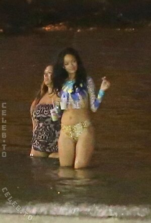 Rihanna Nude Leaked Photo #115