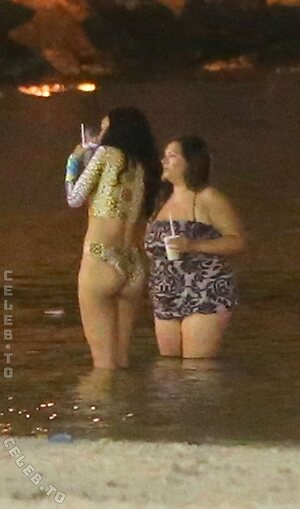 Rihanna Nude Leaked Photo #116
