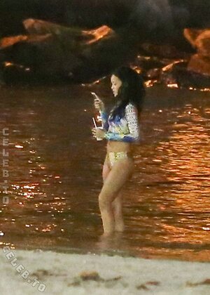 Rihanna Nude Leaked Photo #117