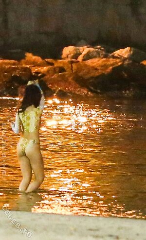 Rihanna Nude Leaked Photo #118
