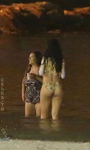 Rihanna Nude Leaked Photo #120