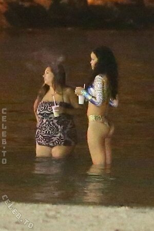 Rihanna Nude Leaked Photo #122