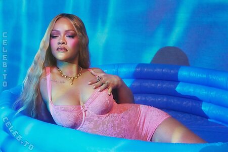 Rihanna Nude Leaked Photo #131