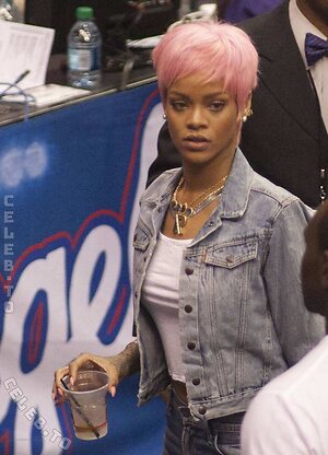 Rihanna Nude Leaked Photo #150