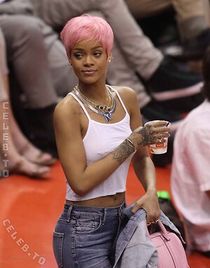 Rihanna Nude Leaked Photo #159