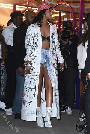 Rihanna Nude Leaked Photo #388