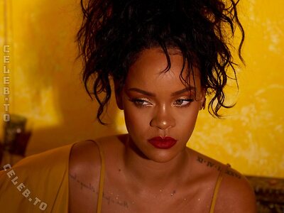 Rihanna Nude Leaked Photo #476