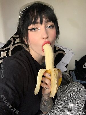 Runa Nude Leaked Photo #12