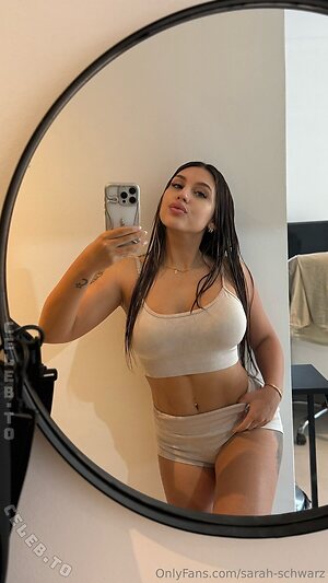 sarah-Schwarz Nude Leaked Photo #19