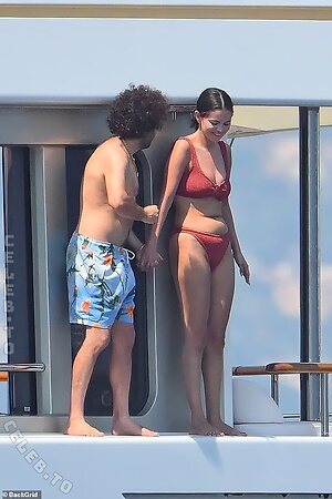Selena Gomez photo