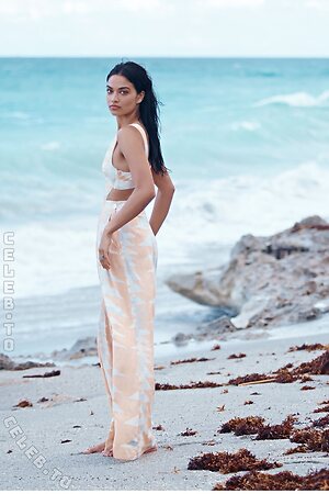 Shanina Shaik photo