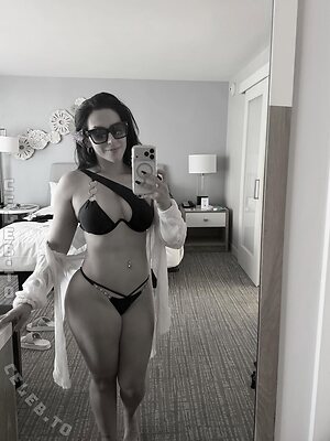 Stephanie Vaquer photo