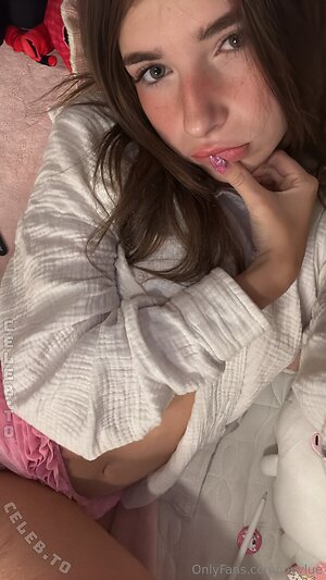 Vivylue Nude Leaked Photo #22