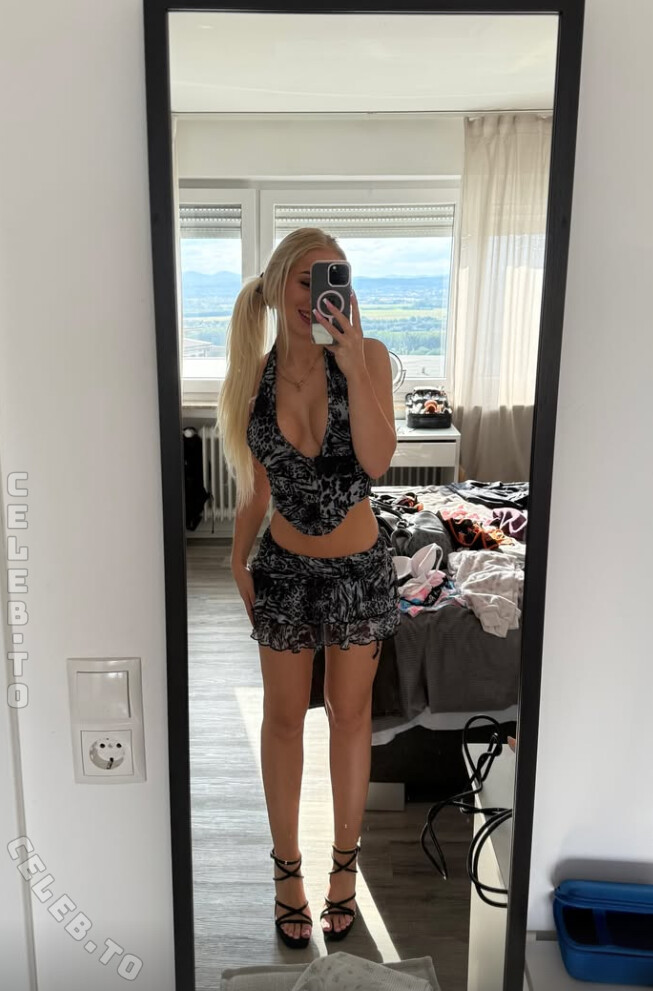 Laura Fischer Nude Leaked Photos
